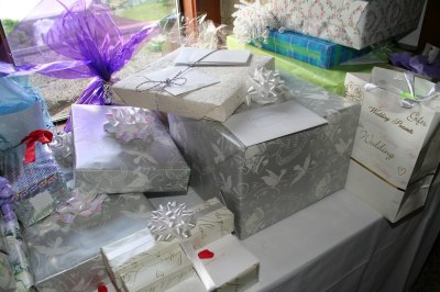Image from http://www.trusted-host.com/creative-wedding-gift-wrapping-ideas/